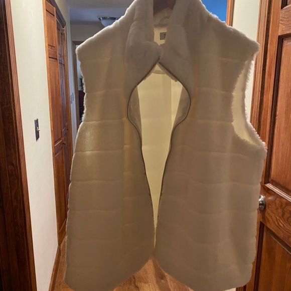 Crown and Ivy white fur vest - Picture 4 of 9